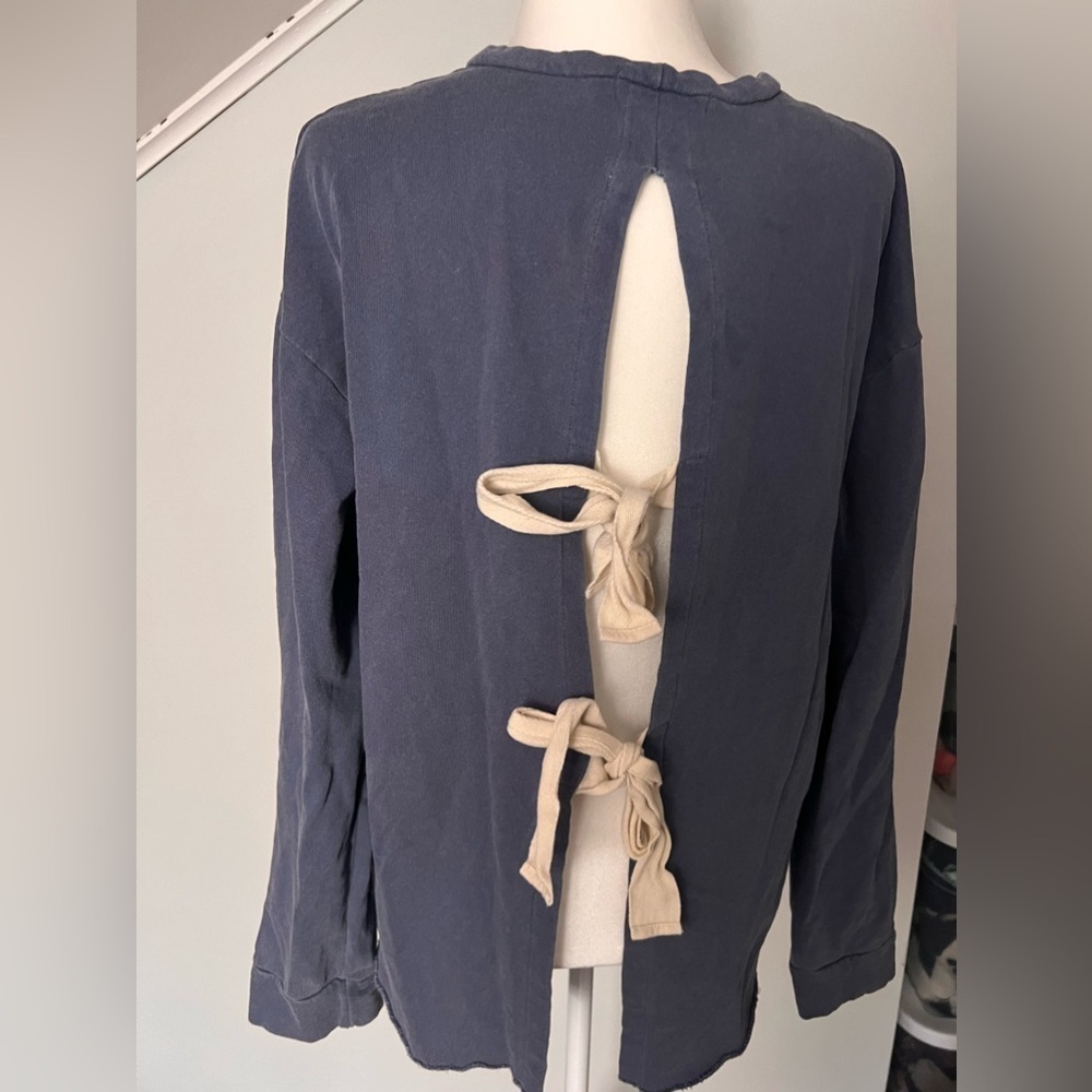FATE Medium women’s oversized slouchy blue sweatshirt tie back flyaway